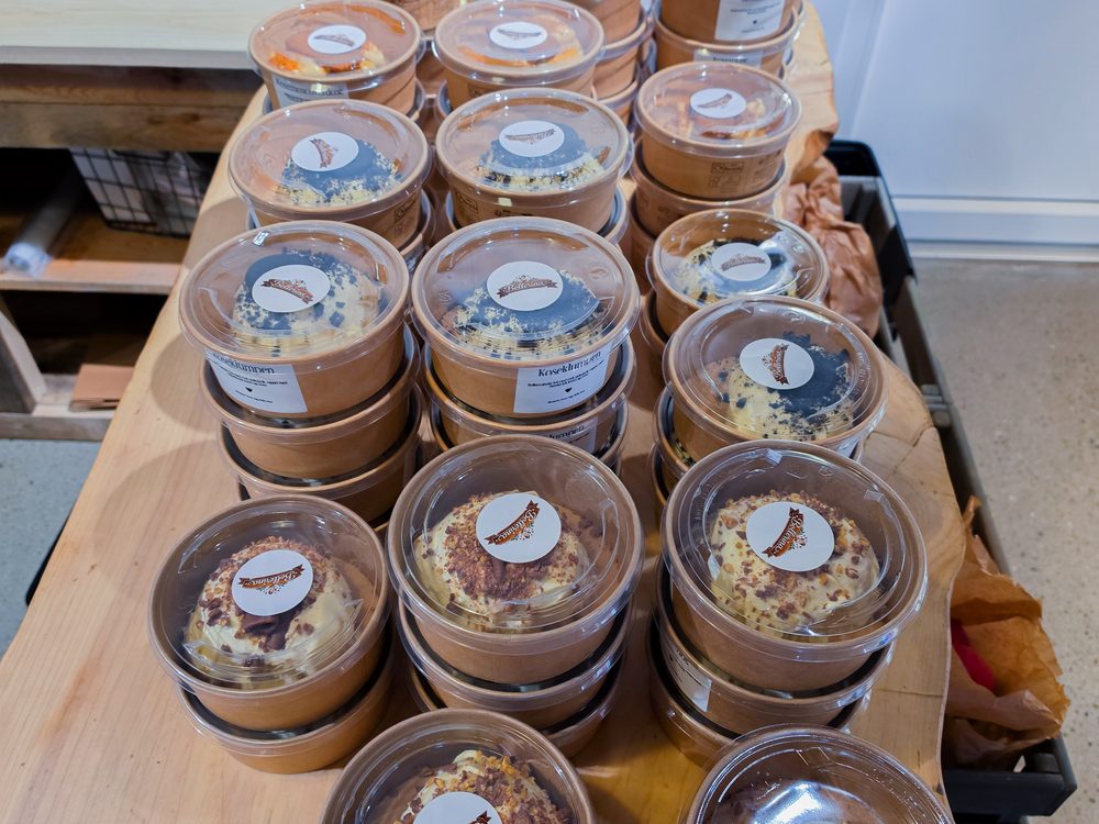 Bord fullt av boller og desserter fra Bollerina i gardsutsalget.