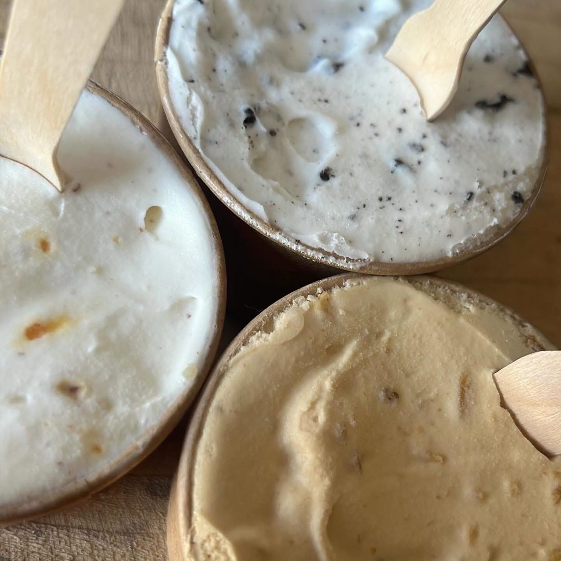 Tre beger hjemmelaget iskrem med treskjeer – laget på egen melk.