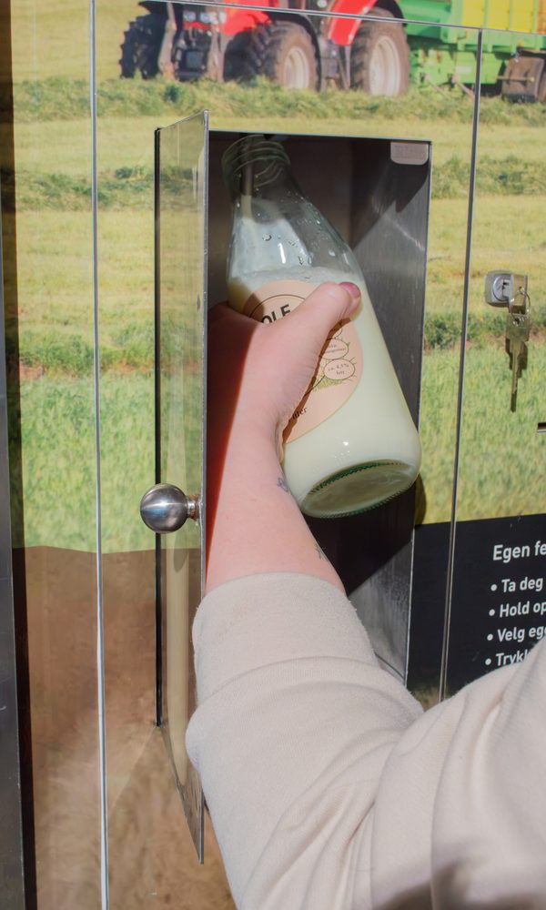 Melk tappes på glassflaske rett fra automaten hos Hole Gardsutsalg.