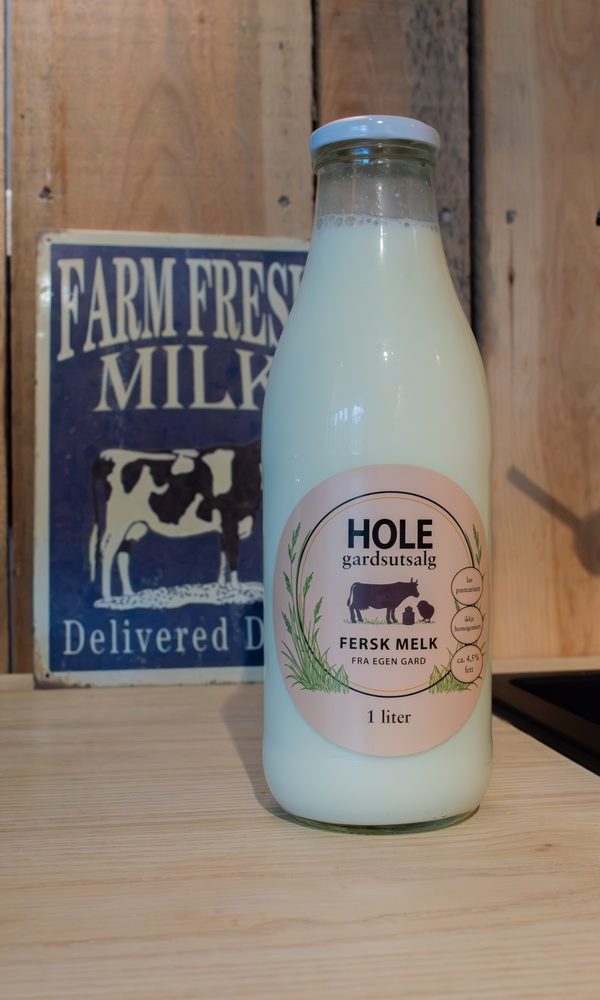 Glassflaske med fersk melk merket Hole Gardsutsalg.