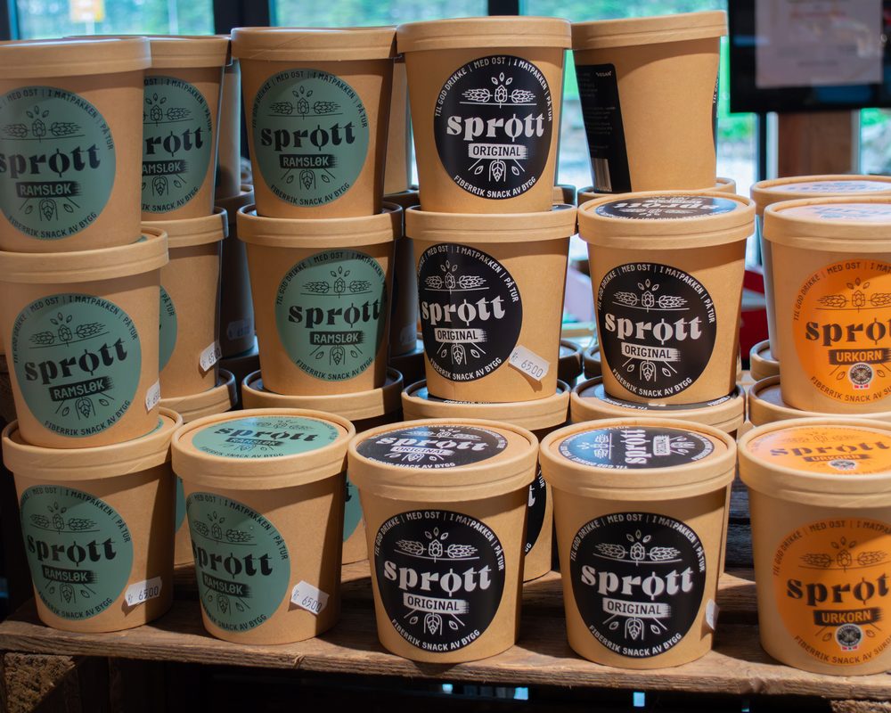 Snacks og smått i hyllene – sprøtt, flak og drikke.